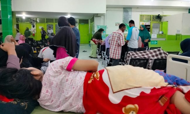 Foto Puluhan Warga Padang Galugua Diduga Keracunan Makana