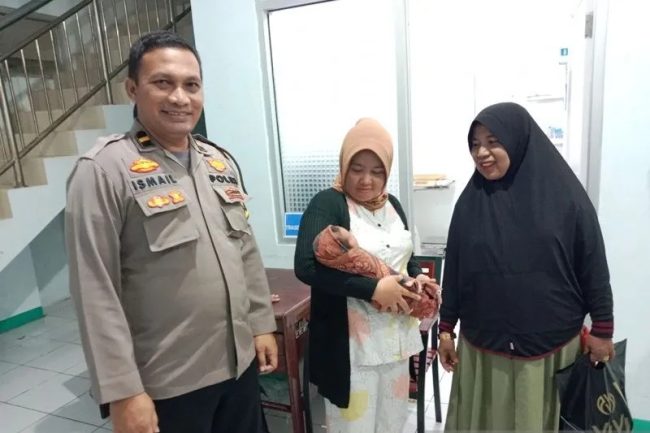 Foto Istri Kanit Provos Polsek Ampeknagari Temukan Bayi Diteras Rumah