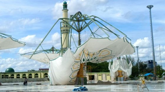 Foto Payung Elektrik Masjid Raya Annur Pekanbaru Diterjang Badai, Begini Penampakannya