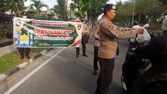 Foto Dit Pamobvit Polda Riau Patroli Bersama dan Berbagi Takjil kepada Pengendara