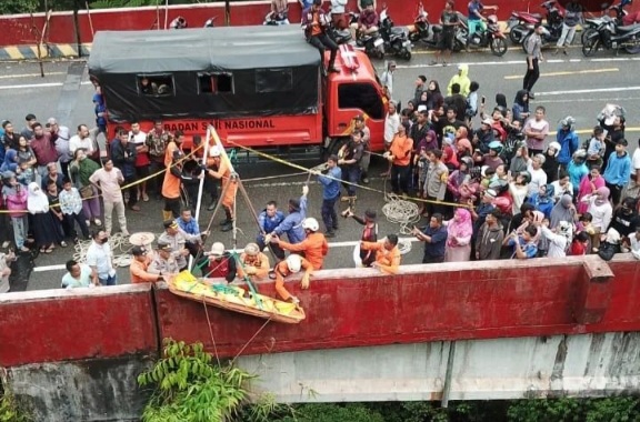 Foto Warga Pekanbaru Tewas Usai Jatuh di Jembatan Layang Kelok 9