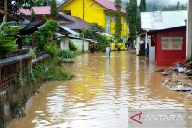 Foto Kerugian Akibat Banjir dan Longsor di Solsel Rp 10 Miliar Lebih
