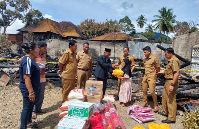 Foto Pemkab Solok Selatan Bantu Korban Kebakaran di Saribu Rumah Gadang