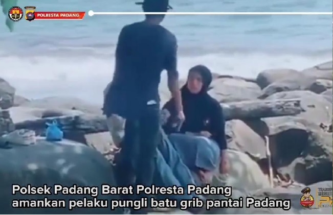 Foto Pelaku Pungli di Pantai Padang Ditangkap Polisi