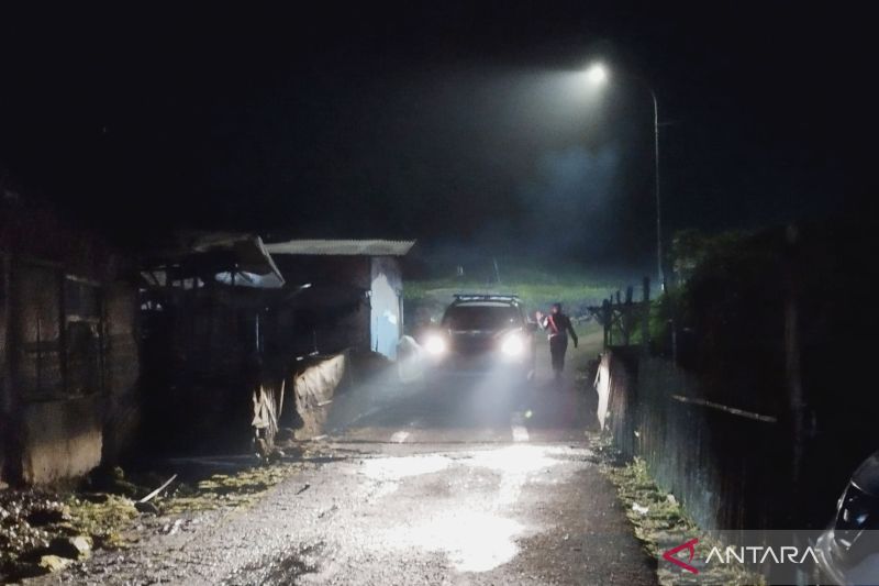 Foto POM TNI Amankan Lokasi Jatuhnya Helikopter di Rancabali Bandung