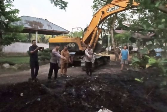 Foto Polisi Timbun Kembali Daging Sitaan yang Dijarah Warga dari TPA Bengkalis