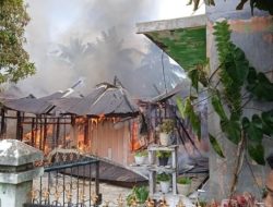 Foto Dua Rumah Warga di Timpeh Dharmasraya Ludes Terbakar