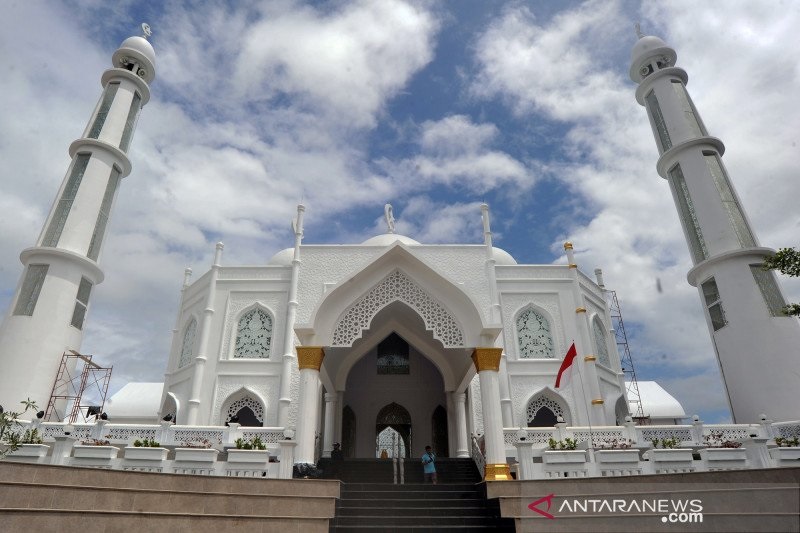 Foto Wisatawan Malaysia Kunjungi Masjid Al-Hakim Padang