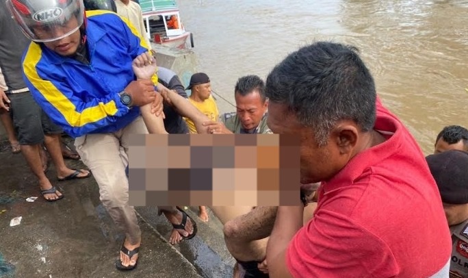 Foto Terpeleset di Muara Sungai Pantai Gandoriah, Seorang Warga Pariaman Ditemukan Tewas