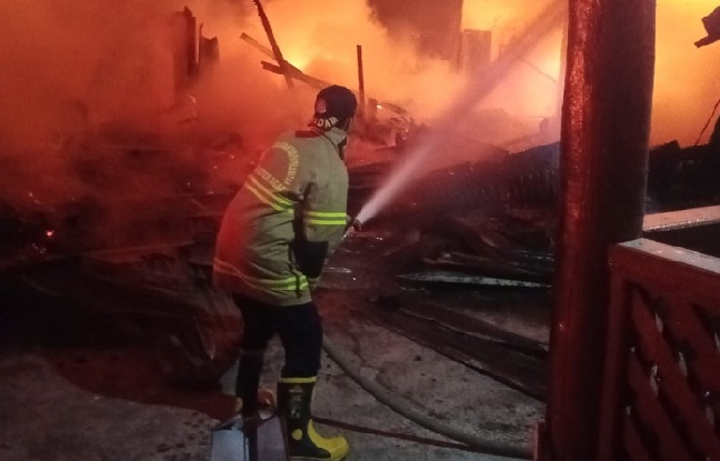 Foto Rumah Pensiunan Polri Terbakar di Pekanbaru
