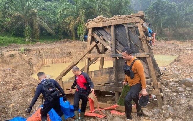 Foto Razia ke Lokasi Tambang Emas Ilegal, Polres Pasbar Temukan Ekskavator Rusak dan Bekas Galian Alat Berat