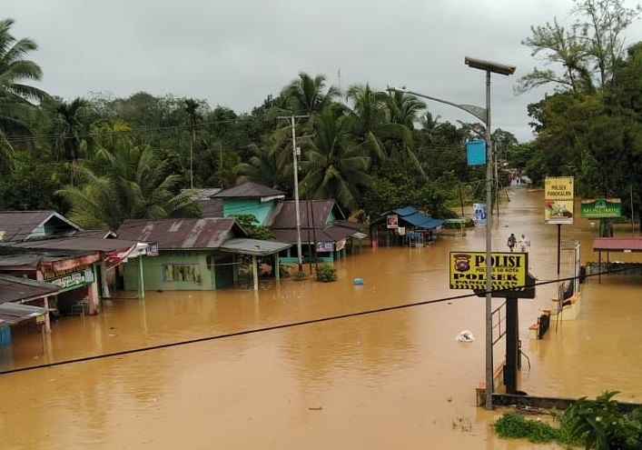 Foto Jalur Sumbar-Riau Putus Total, Gigih Brani 08 Dirikan Posko dan Kirim Bantuan
