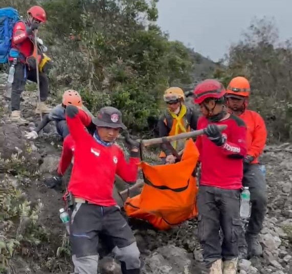 Foto Hadapi Medan Berat, TRC Semen Padang Evakuasi Jenazah ke-13 Korban Erupsi Gunung Marapi