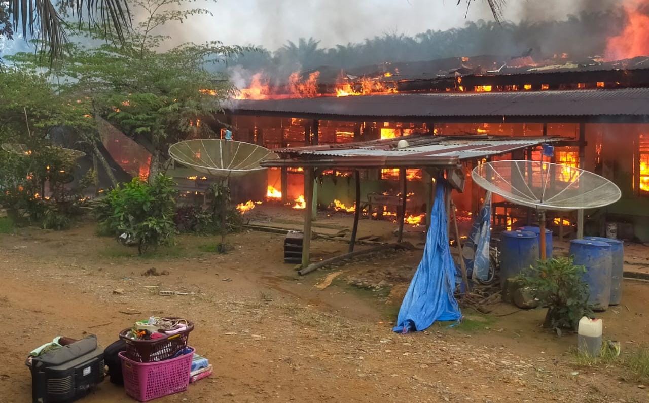 Foto Belasan Mes Karyawan PT Incasa Raya di Dharmasraya Ludes Terbakar