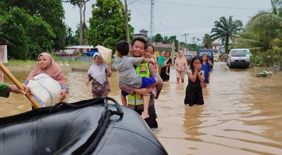 Foto Respon Cepat Bantu Korban Banjir Musi Rawas Utara, Begini Kata Kapolda Sumsel