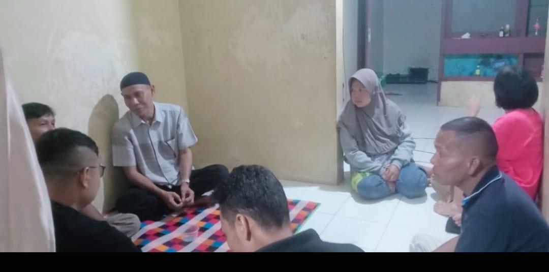 Foto Warga Tanjunggadang Marah Oknum Bidan dan PNS Ingkar Bayar Sanksi Adat Mesum