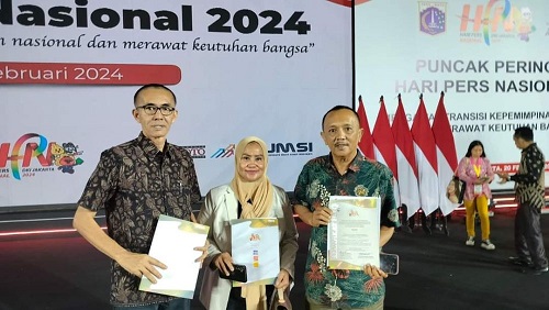 Foto Tiga Wartawan Riau Terima Penghargaan Kartu Pers Nomor Satu dari PWI Pusat