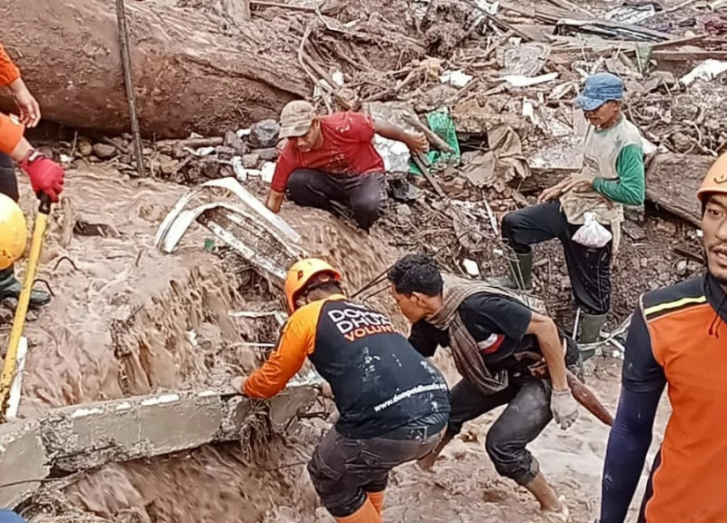 Foto DMC Dompet Dhuafa Evakuasi Pencairan Korban Tanah Longsor di Pessel