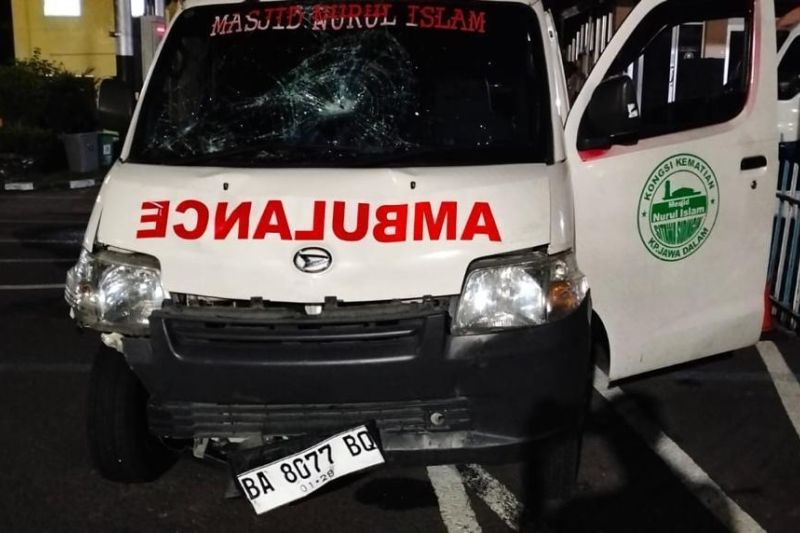 Foto Dua Personel Polresta Padang  Ditabrak Ambulans saat Bubarkan Tawuran 