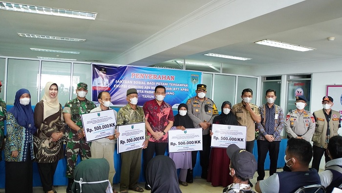 Foto Pemko Padang Panjang Bagikan Bansos untuk 419 Petani Terdampak Erupsi Marapi 