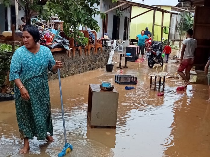 Foto Banjir Surut, Warga di Padang Lakukan Pembersihan Lingkungan