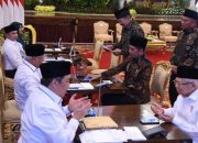 Foto Presiden Jokowi dan Wapres Ma’ruf Amin Serahkan Zakat melalui Baznas