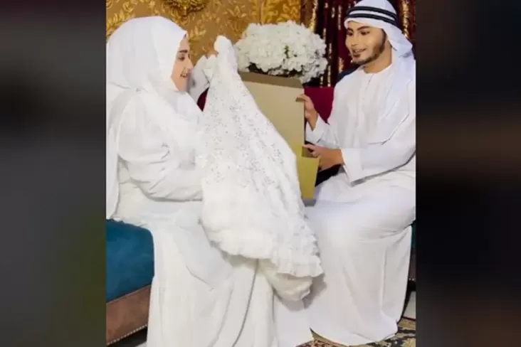 Foto Viral! Suami Jahit Sendiri Mukena Bertabur Kristal Seharga Rp39 Juta untuk sang Istri, Hadiah Spesial Ramadan