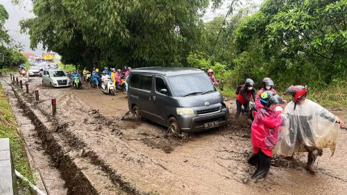 Foto Hujan Turun tak Henti, Jalan Kelok Hantu Aia Angek Buka Tutup