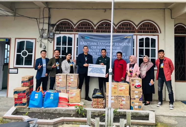 Bank Mandiri Area Padang salurkan bantuan untuk korban banjir lahar dingin di Nagari Panyalaian, Kecamatan X Koto, Kabupaten Tanah Datar. (Ist)