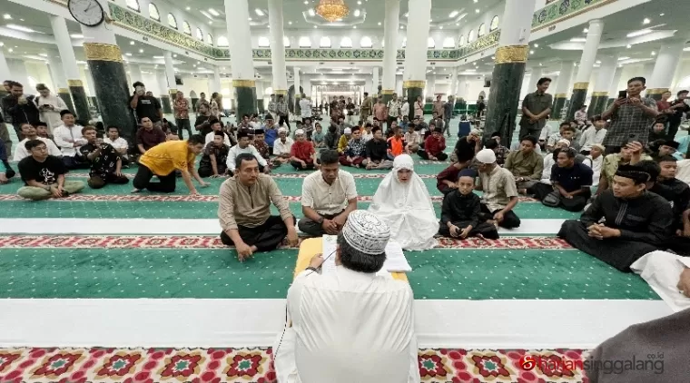Beginilah suasana persyahadatan mualaf di Masjid Agung An-Nur Pekanbaru.(mhd Ihsan)