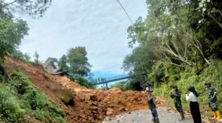 Jalan Solok -Solok Selatan tertimbun longsor di Nagari Lolo, Kecamatan Pantai Cermin, Kabupaten Solok. (antara)