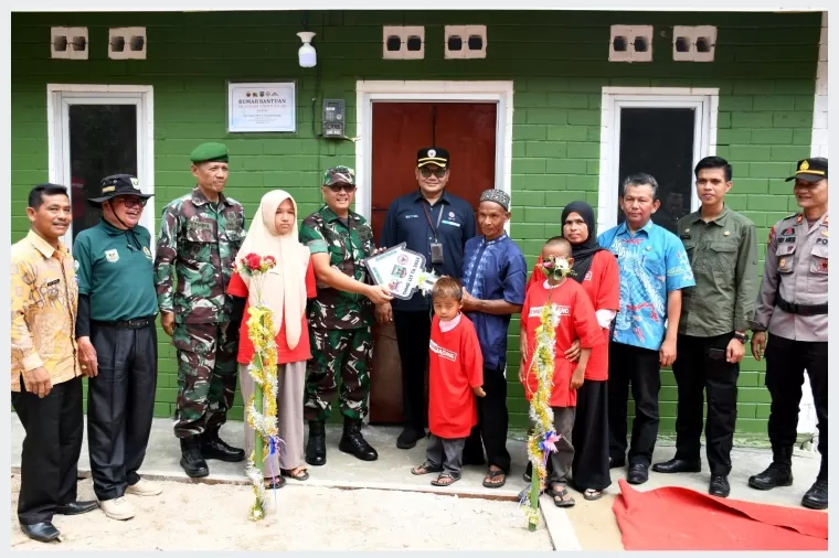 Kepala Departemen Komunikasi &amp; Hukum Perusahaan PT Semen Padang Iskandar Z Lubis menyerahkan replika kunci rumah kepada Kasiter Korem 032/Wirabraja Kolonel Inf. Indra Padang, Kamis (25/4/2024). Ist