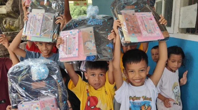 Siswa di Pessel gembira menerima bantuan paket sekolah dari WAG TOP 100.