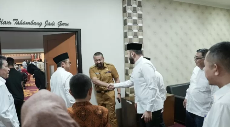 Fadly Amran sambut kedatangan Wagub Sumbar Audy Joinaldi saat menghadiri Halal bi Halal Universitas Negeri Padang. (ist)