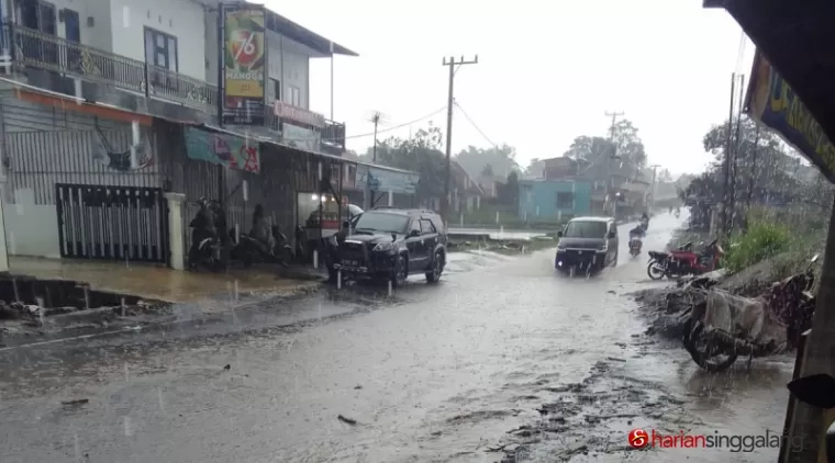 HUJAN LEBAT - Suasana hujan lebat di kawasan Nagari Bukik Batabuah Kecamatan Canduang, Agam, Selasa (23/4) membuat warga cemas. (kasnadi.np)