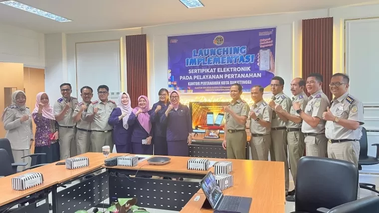 Foto bersama usai peluncuran implementasi sertipikat Elektronik Pada Layanan Pertanahan Kantor Pertanahan Kota Bukittinggi, Senin (29/4) di Kantor Wilayah ATR/BPN Provinsi Sumatera Barat.(martiapri yanti)