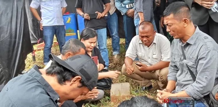 Keluarga Casis Iwan Sutrisman Berdoa