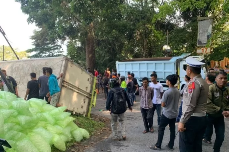 Truk Terbalik di Kelok 44 Agam