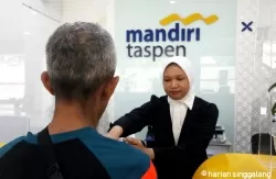 Karyawan Bank Mandiri Taspen sedang melayani nasabah saat melakukan transaksi di KCP Rawamangun, Jakarta, Rabu (23/4).(ist)