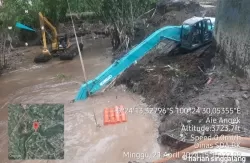 Pengerukan gorong-gorong Jembatan Kelok Lubuak Hantu di Batang Aie Lurah Air Kalek.