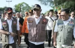 Kepala BNPB Letjen TNI Suharyanto dan Gubernur Mahyeldi saat mengikuti kegiatan penanaman bibit pohon di Pantai Purus, Kota Padang, Provinsi Sumatera Barat (Sumbar), Jumat pagi (26/4/2024).Ist