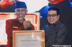 Gubernur Sumbar serahkan penghargaan kepada Pj Walikota Payakumbuh Jasman.