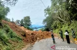 Jalan Solok -Solok Selatan tertimbun longsor di Nagari Lolo, Kecamatan Pantai Cermin, Kabupaten Solok. (antara)