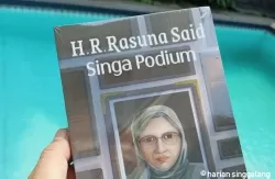 Novel biografi Rasuna Said Singa Podium