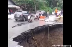 Jalan di Kelok hantu Aia Angek amblas