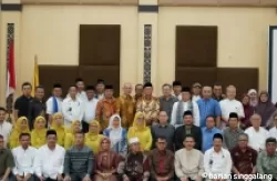 Ketua Iluni UNP bersama rektor dan para alumni.