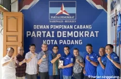 Miko Kamal saat mengambil formulir pendaftaran bakal calon Walikota Padang di DPC Partai Demokrat Padang.