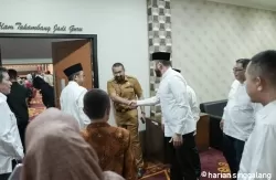 Fadly Amran sambut kedatangan Wagub Sumbar Audy Joinaldi saat menghadiri Halal bi Halal Universitas Negeri Padang. (ist)