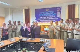 Foto bersama usai peluncuran implementasi sertipikat Elektronik Pada Layanan Pertanahan Kantor Pertanahan Kota Bukittinggi, Senin (29/4) di Kantor Wilayah ATR/BPN Provinsi Sumatera Barat.(martiapri yanti)
