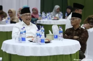 Ketua Majelis Ulama Indonesia (MUI) KH Muhammad Anwar Iskandar (kanan) bersama Ketua Umum DPP LDII KH Crhiswanto Santoso